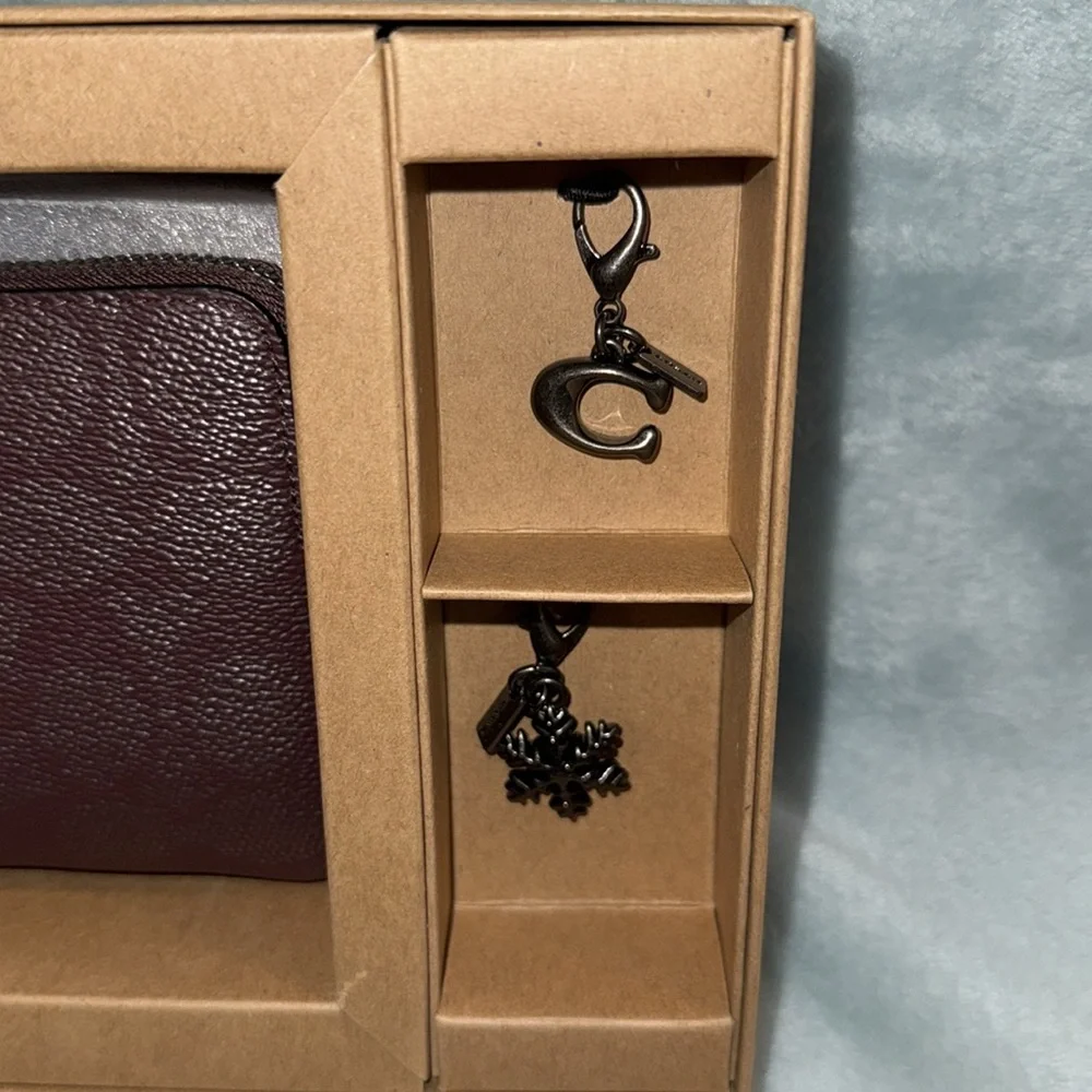 Coach corner zip